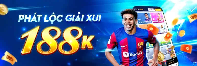 Dealer chuyên nghiệp đang chia bài tại bàn Baccarat trực tiếp
